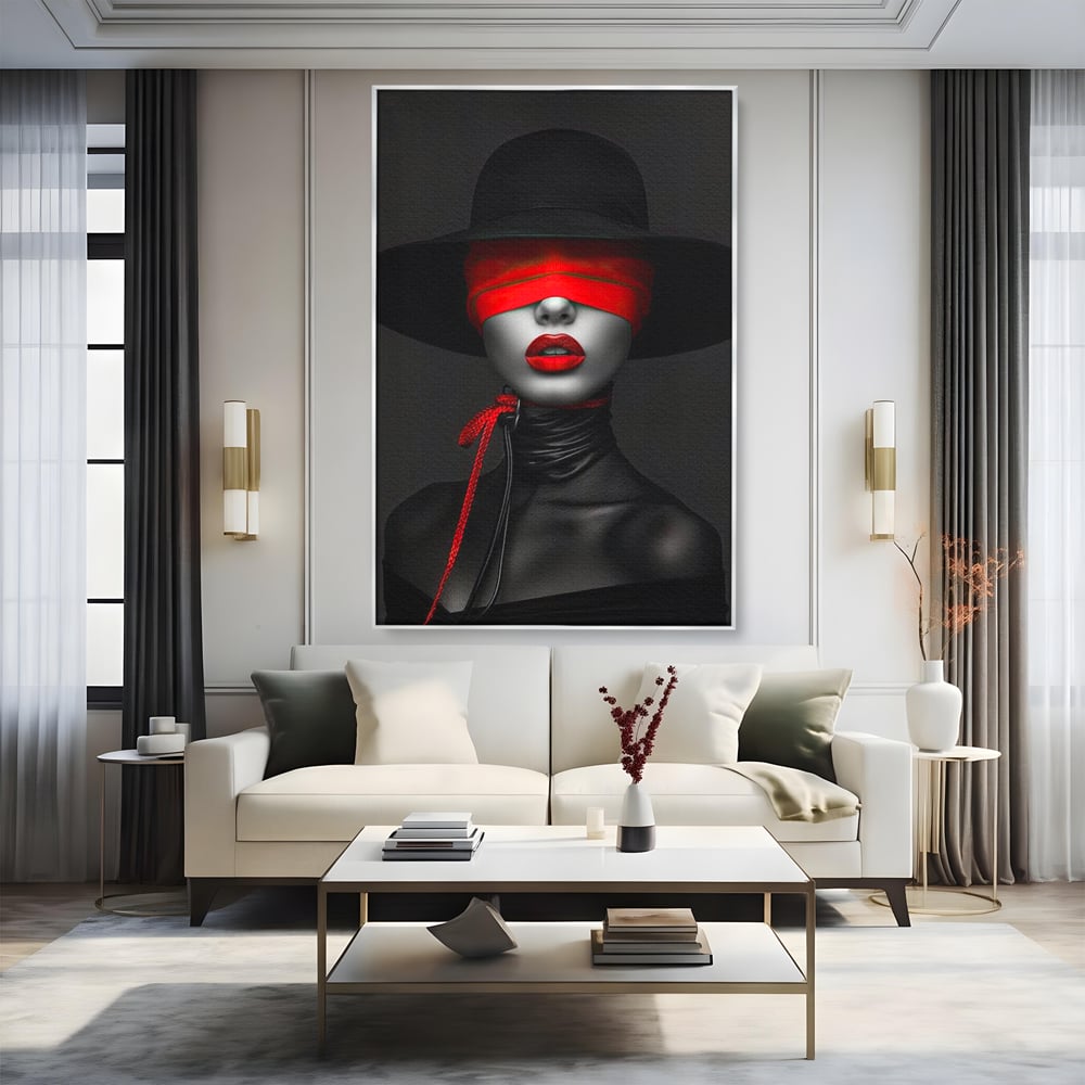 Tablou canvas cu tablou canvas cu femeie si voal rosu, in rama de aluminiu argintiu, pe perete intr-un living
